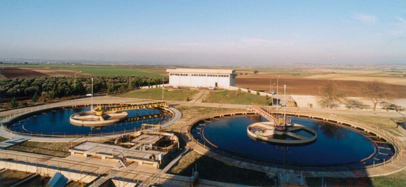 The Facilities Header con immagine e testo