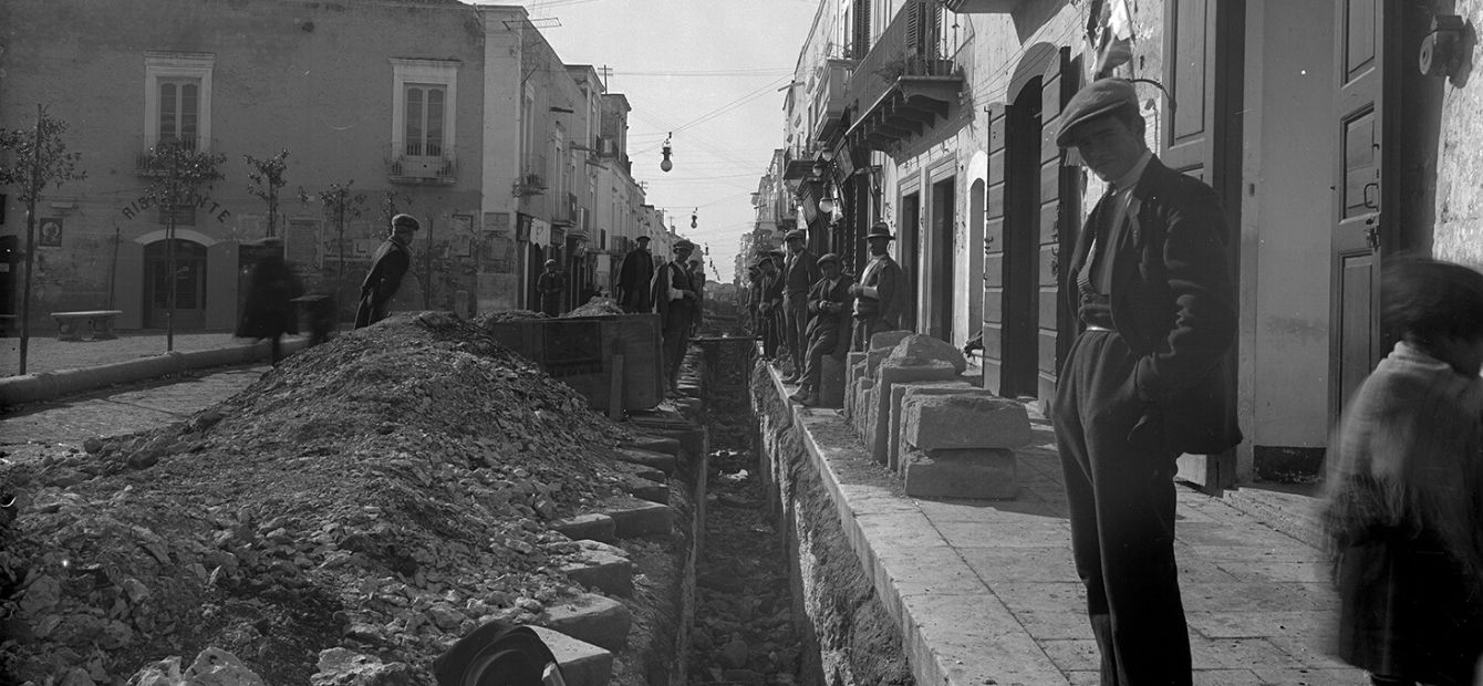 Lavori in città - La gente guarda curiosa