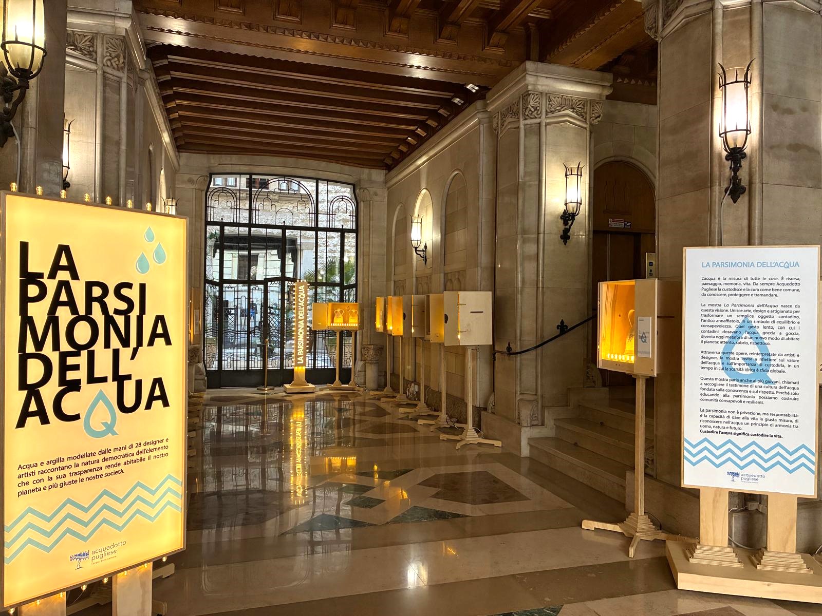 Foto dell'interno di Palazzo dell'Acqua a Bari. Pannelli espositivi della mostra "La Parsimonia dell'acqua".