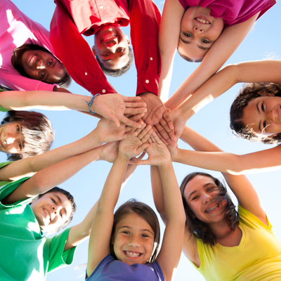 foto di bambini in cerchio visti dal basso