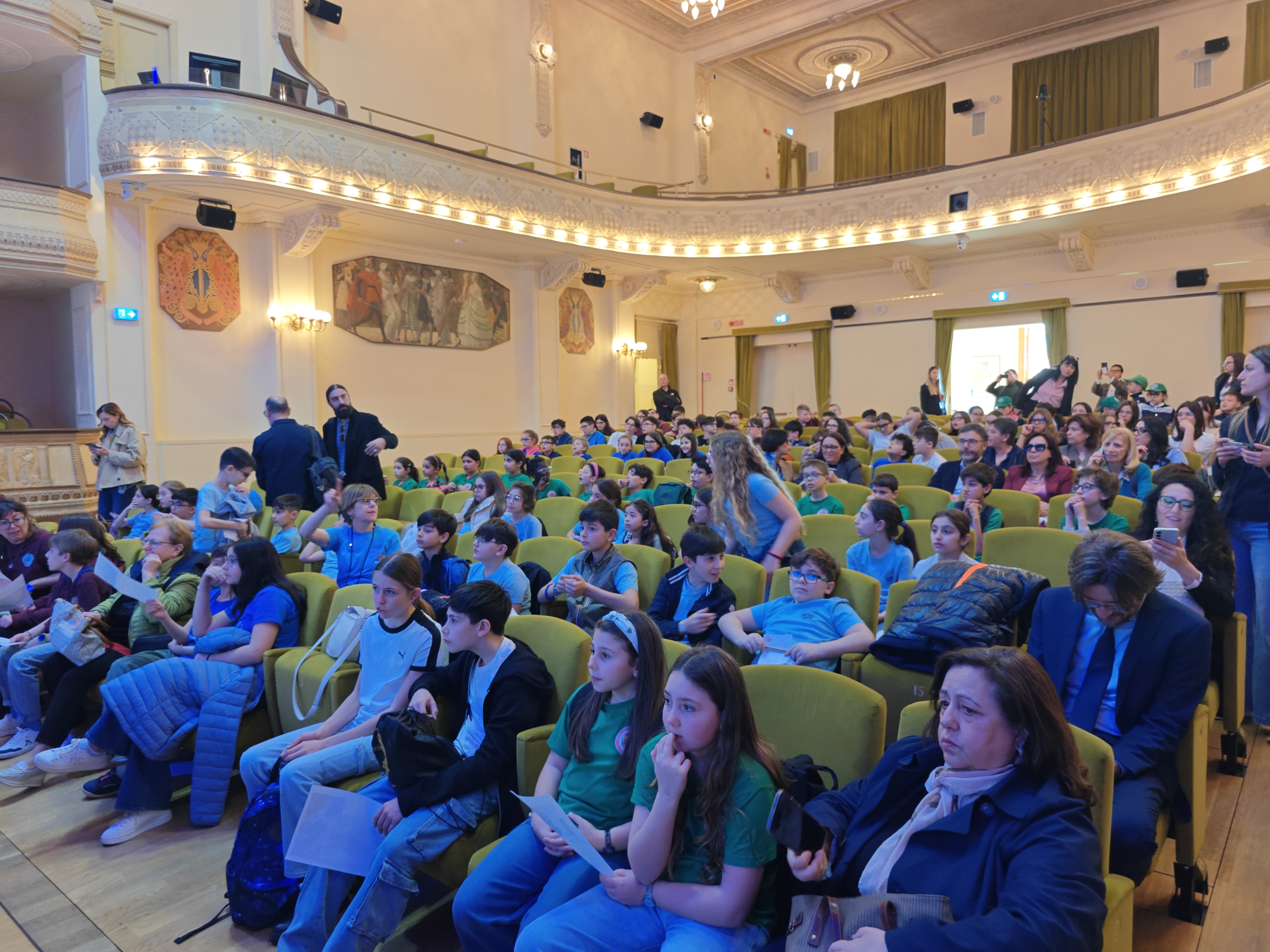 Foto delle classi in platea durante la premiazione