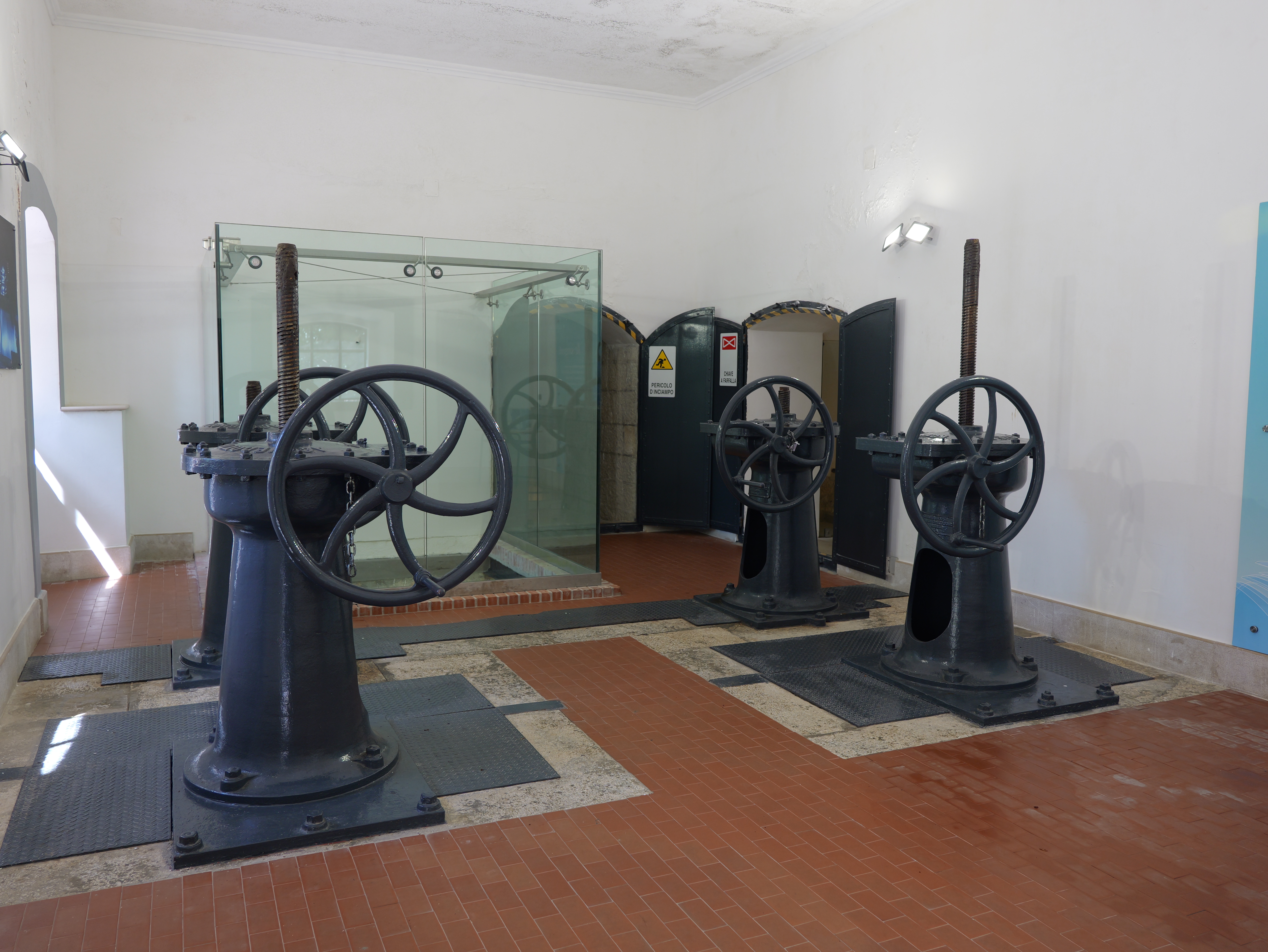 L'immagine mostra l'interno di un impianto idrico storico, ristrutturato e adibito a spazio museale.