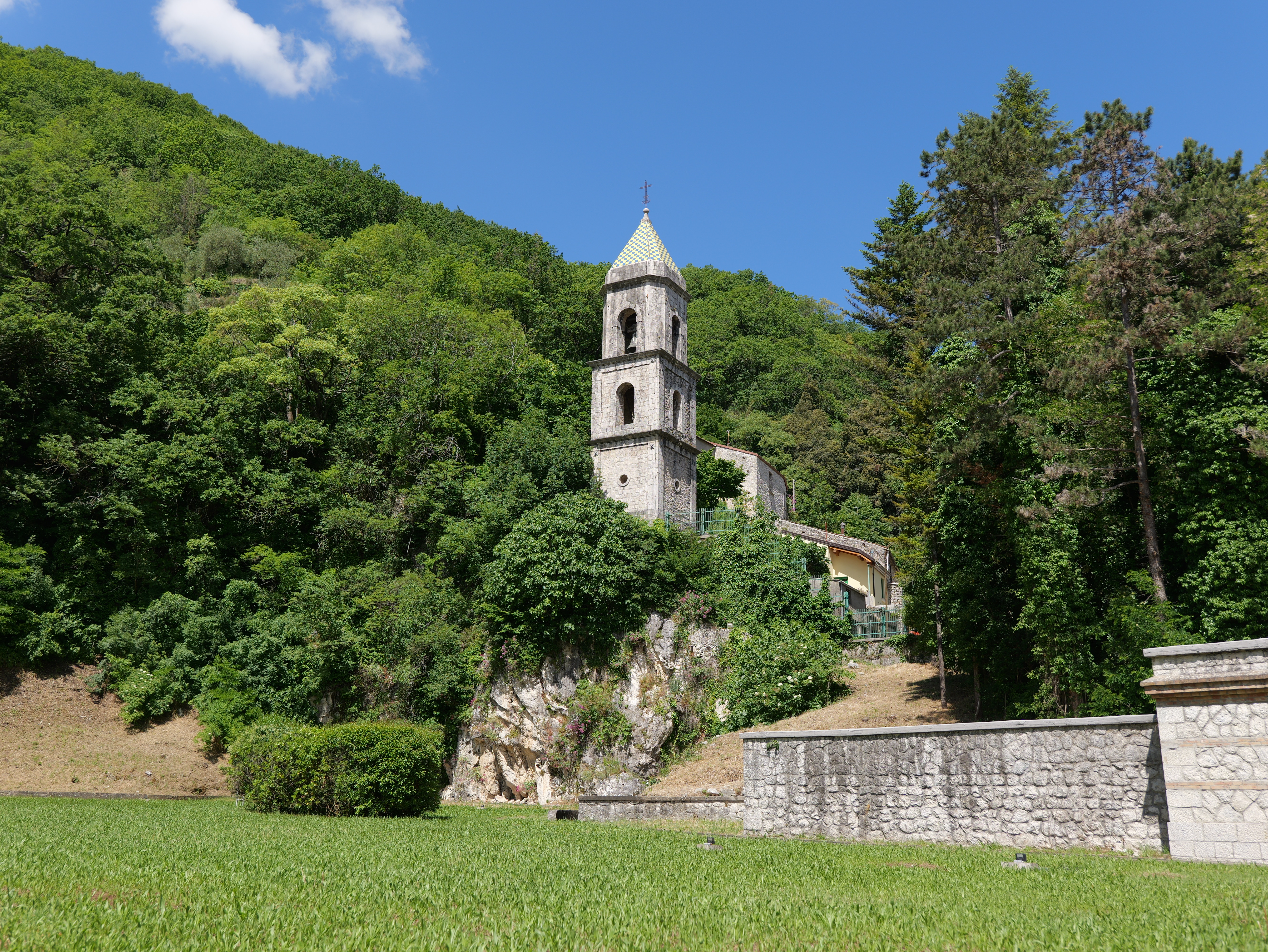Una foto del panorama con in lontananza svetta un campanile a pianta quadrata