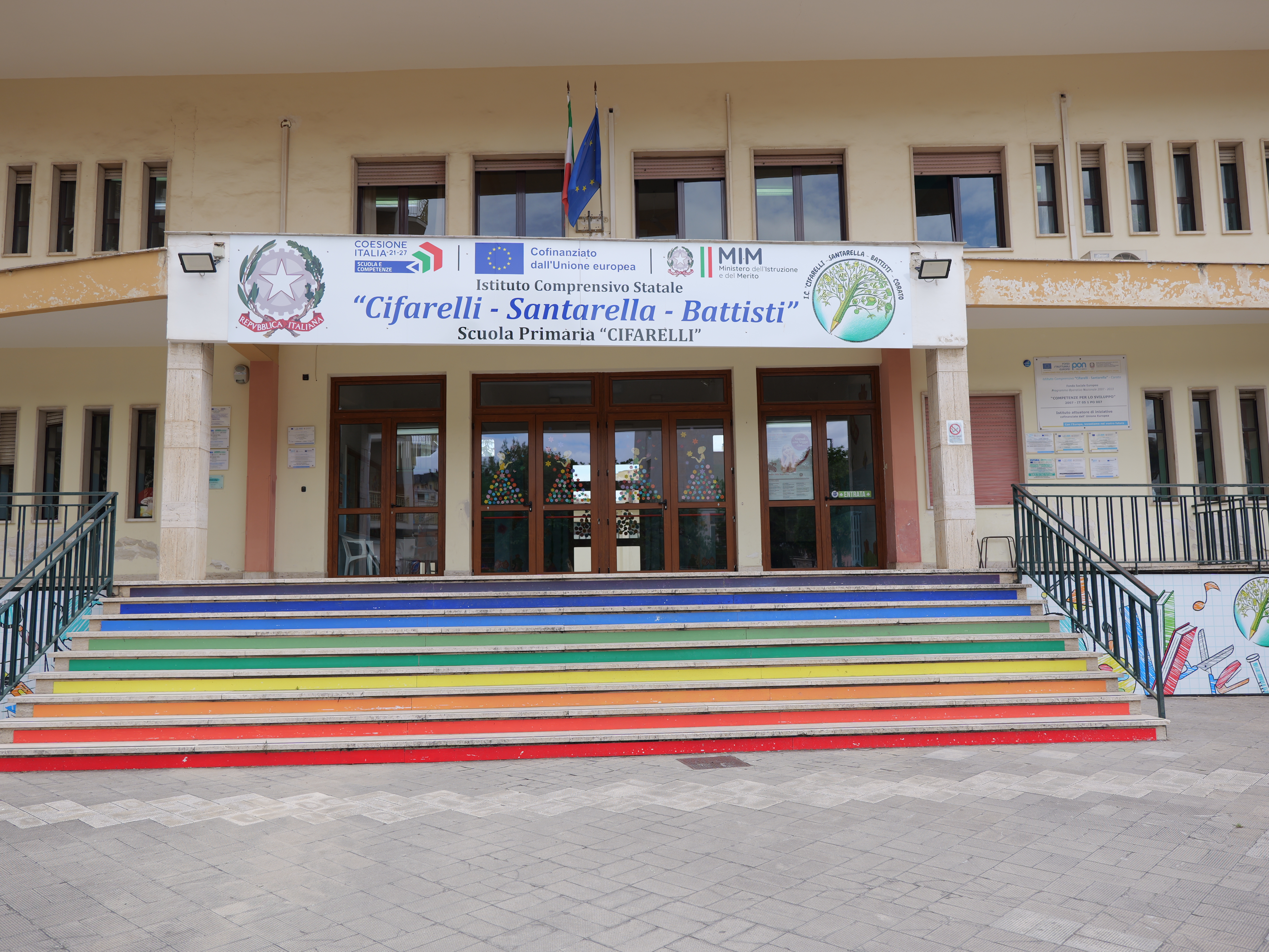 Una foto dell'esterno della Scuola Primaria "F.Cifarelli"