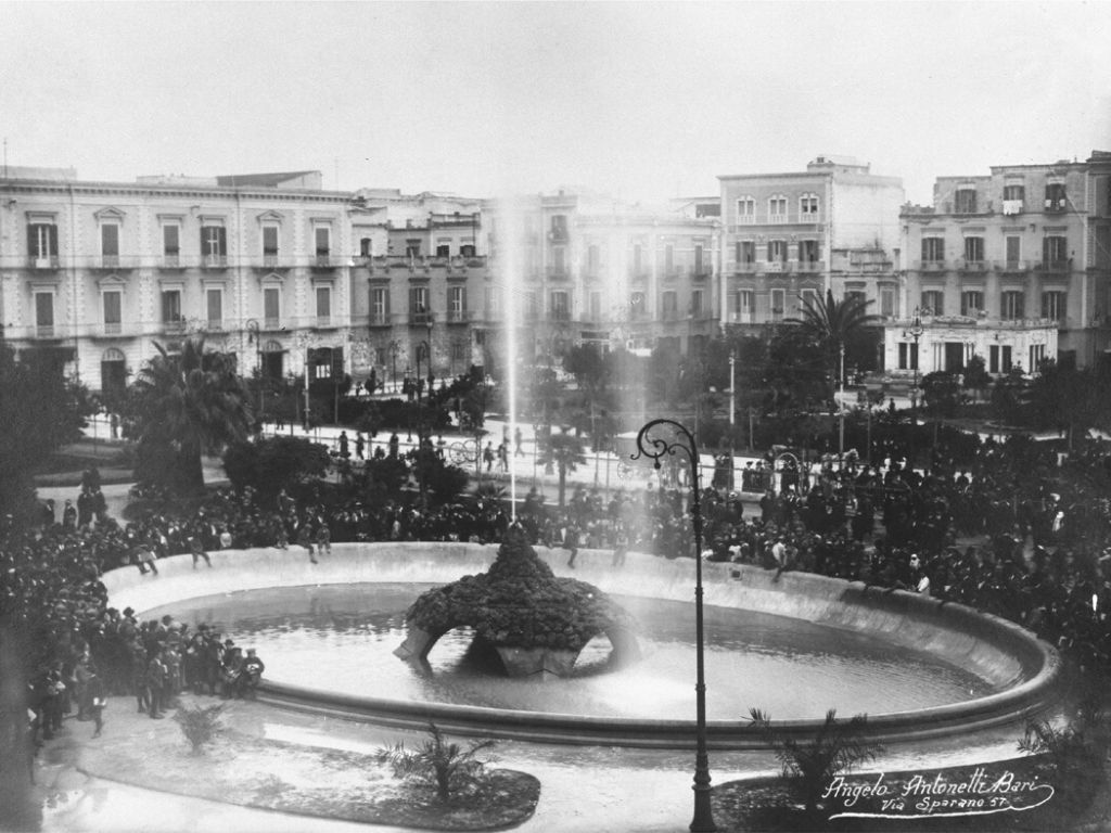 Il primo zampillo d'acqua in Piazza Umberto a Bari nel 1915