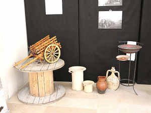 Un carretto e alcune anfore