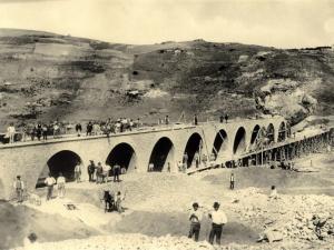 Un lungo ponte tra le colline