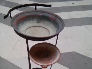 Toilette in ferro battuto con catino e piattino