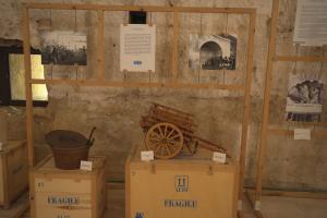 Carretto e vaso in legno in una teca 