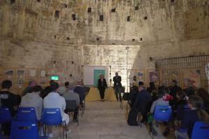 Interno del castello di Gallipoli platea di gente seduta 