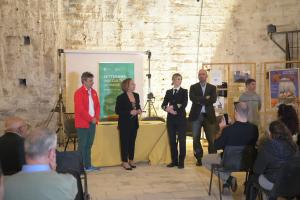 Cariche istituzionali intente a presentare il progetto 