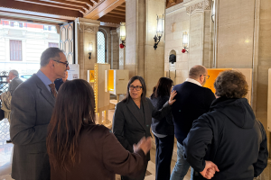 la direttrice generale aqp durante l'inaugurazione della mostra 