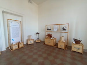 Alcuni attrezzi antichi e anfore d'acqua 