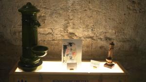 Una teca con su una fontana verde in ferro e una più piccola in legno.