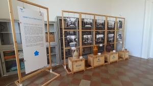 foto con vasi d'acqua e un totem sulla mostra "La fontana racconta" a Mottola