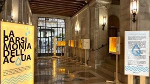 Androne Palazzo dell'Acqua Foto dell'interno di Palazzo dell'Acqua a Bari. Pannelli espositivi della mostra "La Parsimonia dell'acqua".