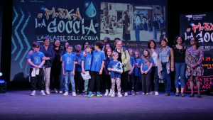 Immagine per il comunicato stampa Acquedotto Pugliese premia la scuola vincitrice di Flexa la Goccia - La classe dell'acqua Immagine per il comunicato stampa Acquedotto Pugliese premia la scuola vincitrice di Flexa la Goccia - La classe dell'acqua