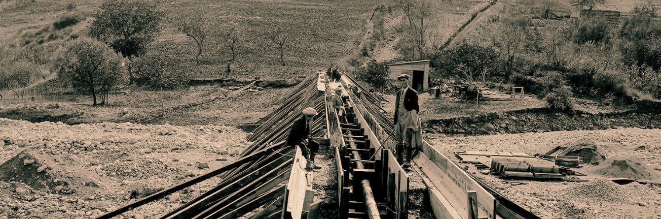 foto storica di acquedotto nei primi del novecento