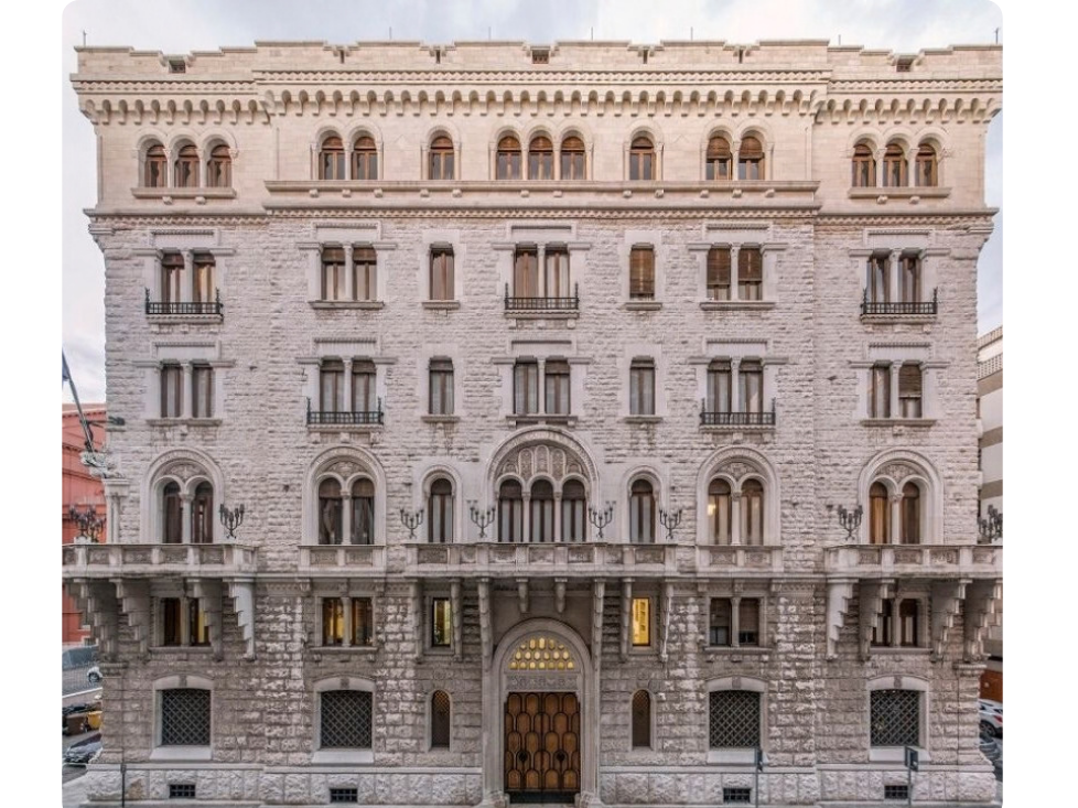foto della facciata del palazzo dell'acqua