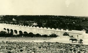 L'acquedotto costeggia i trulli pugliesi
